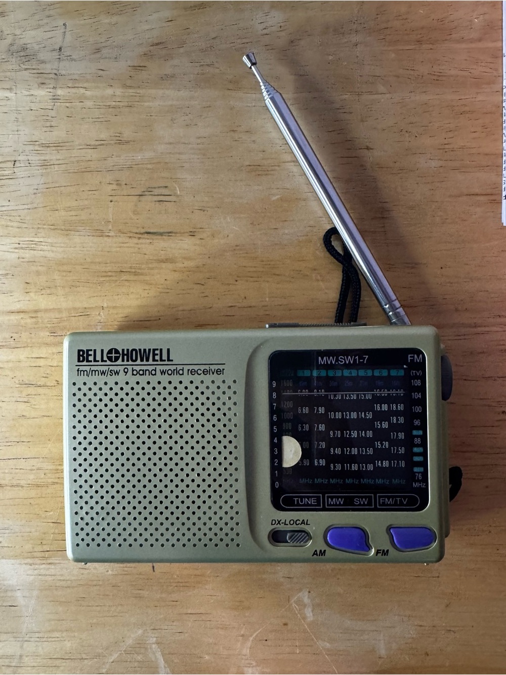 Bell Howell FM MW SW 9 Band World Receiver Portable Radio Vintage